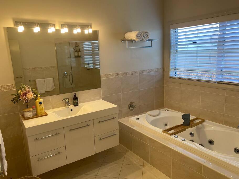 Large Luxury House With Stunning Beach Views Mollymook Exteriér fotografie